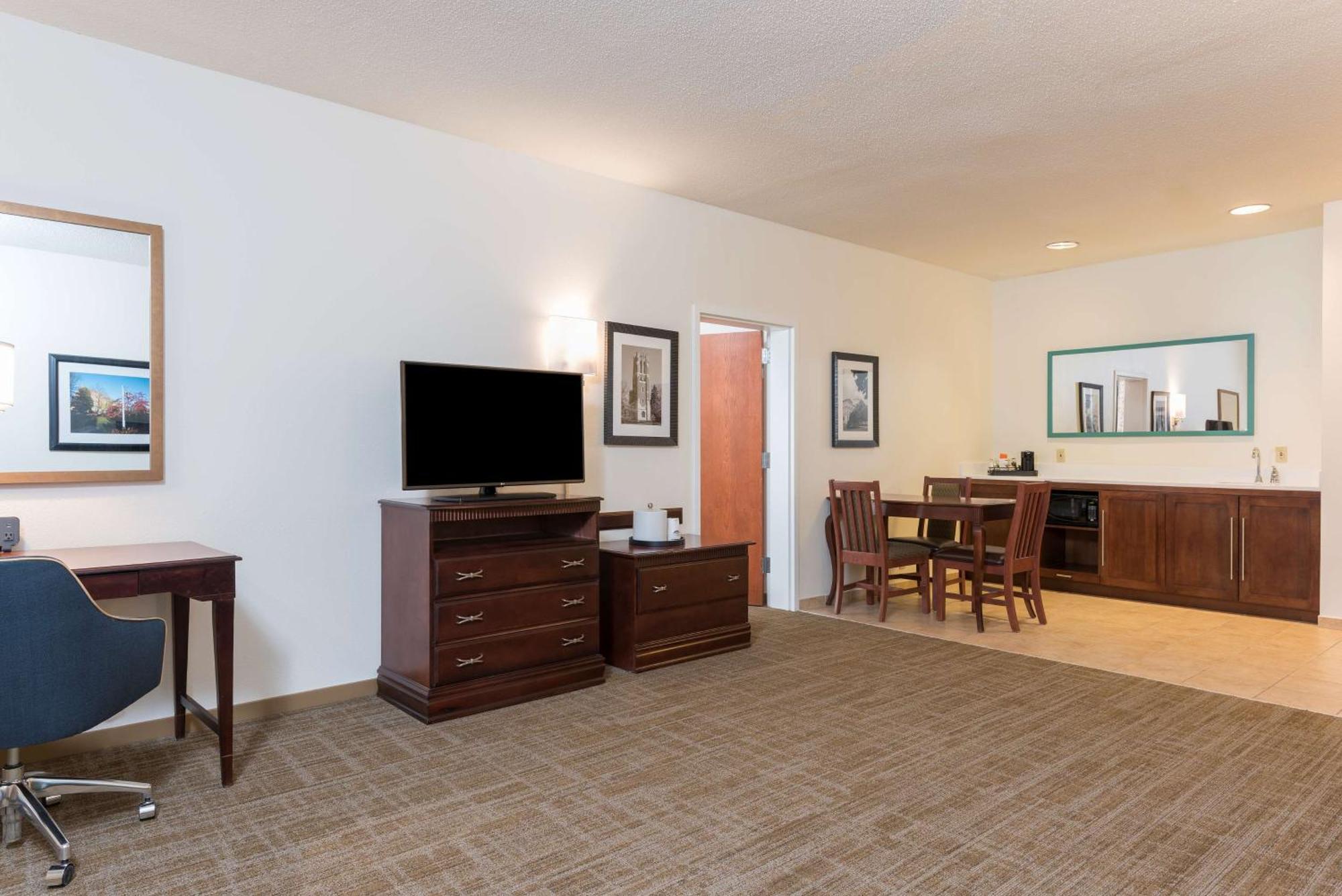 One-Bedroom King Suite - Non-Smoking